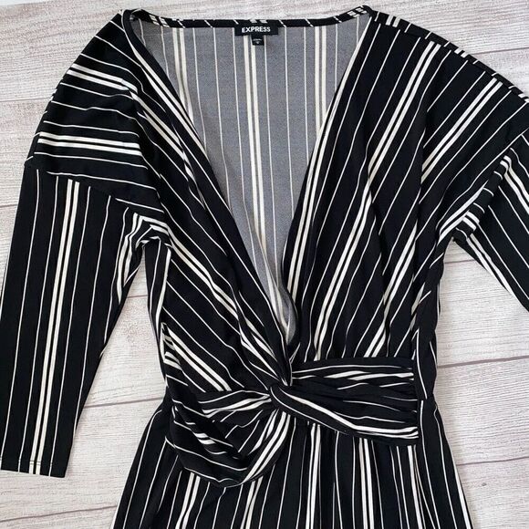 Express B&W stripe 3/4 sleeve jumpsuit w/front knot tie sz M - Picture 4 of 13